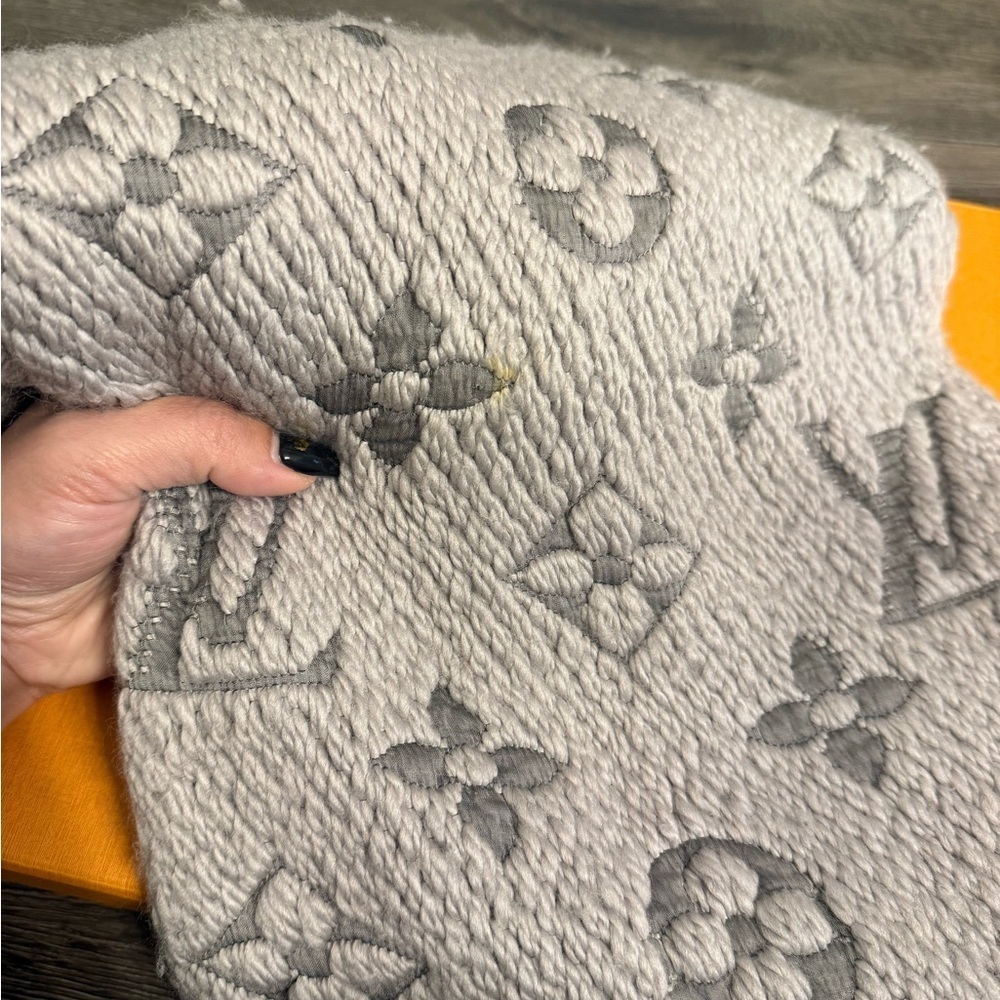 Louis Vuitton Gray Logomania Printed Scarf w/ Box - Picture 5 of 7